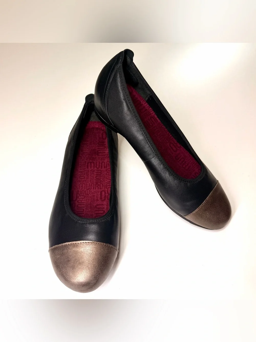 Munro Women’s Henlee Black/Bronze Leather Flats Shoes Size- 8 Wide